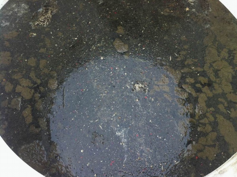 处理前桶装含油废水